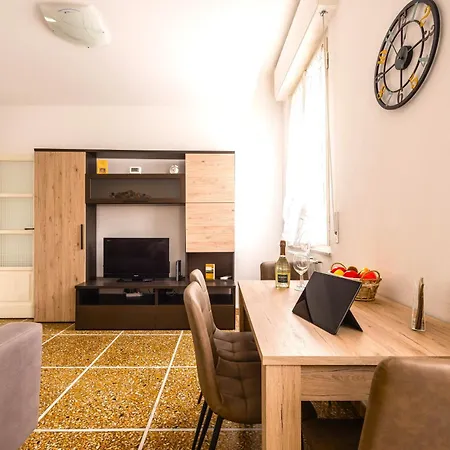 Hostly-casa Serena-near The Town Center Apartment