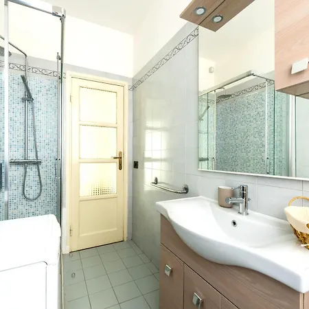 Hostly-casa Serena-near The Town Center Pisa